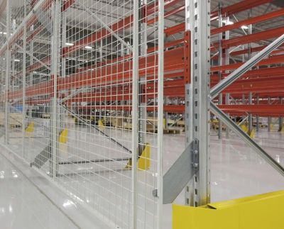 Tagumine kaitsevõrk kaubaaluste riiulile