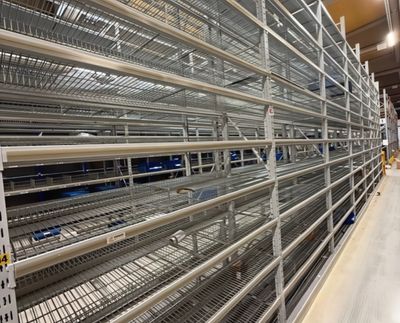 Kasutatud Optimi kaupluse riiulite riiulitega riiulid